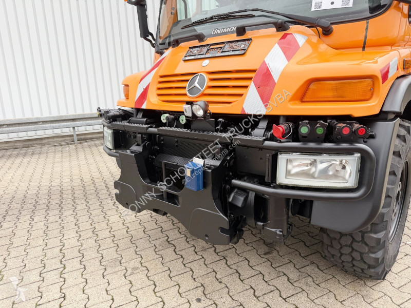 Engin de voirie Unimog U 300 4x4 U 300 405/10...