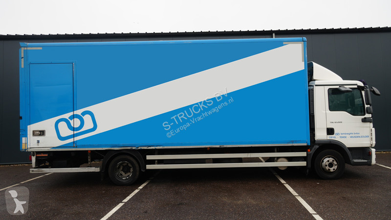 شاحنة MAN 12.220 closed box truck
