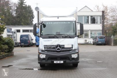 شاحنة عربة مقفلة Mercedes