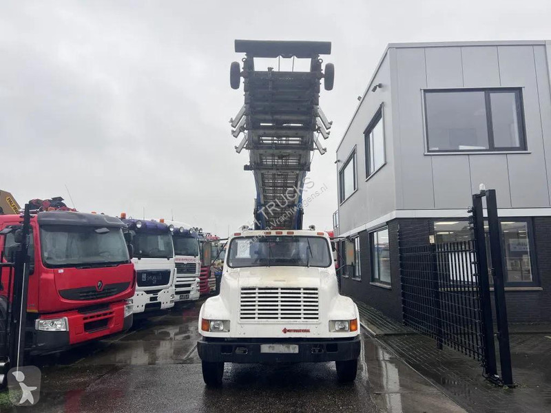شاحنة International 4600 4x2 210HP + TEUPEN hyLIFT
