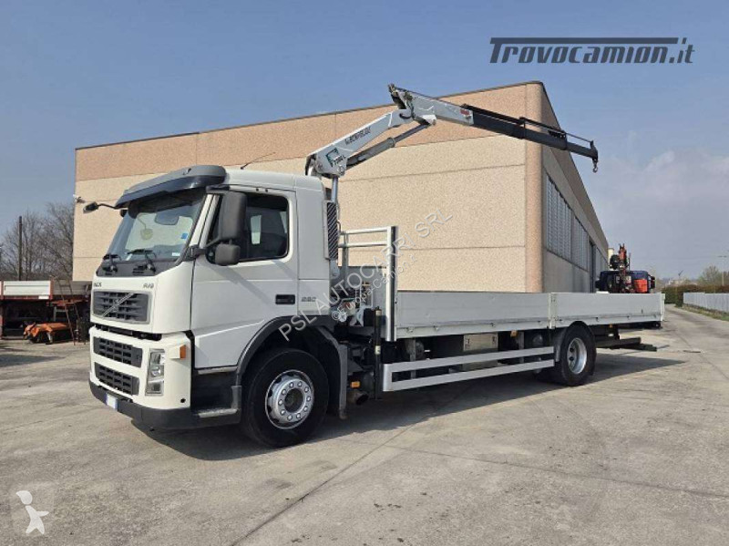 شاحنة Volvo con gru