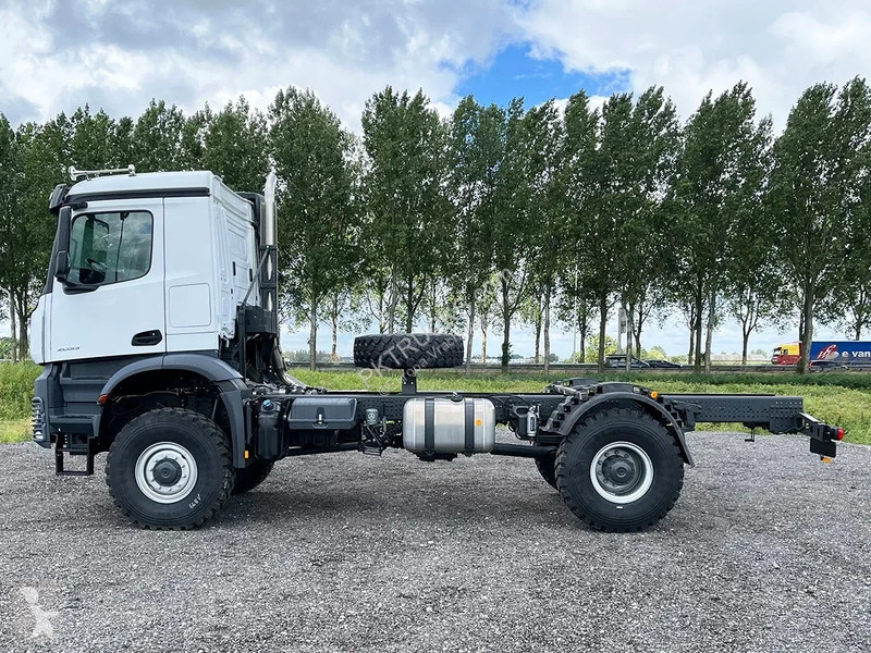 شاحنة Mercedes 2033-A Chassis Cabin (2 units)