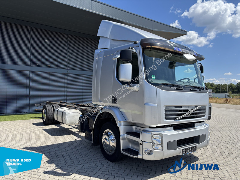 شاحنة Volvo 320 4x2 Bladvering + Trekhaak