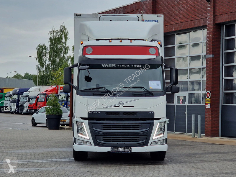Kamion Volvo 420 Globetrotter 6x2 - Box with...