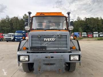 Camión trilateral Iveco
