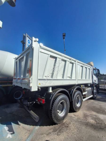 Camión volquete Iveco nuevo