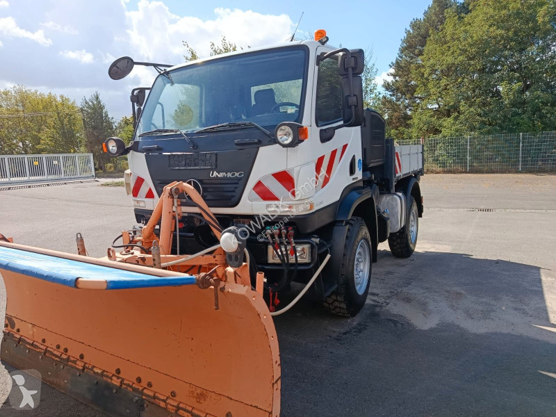 Camión Unimog 4x4 Winterdienst mit Schild,...