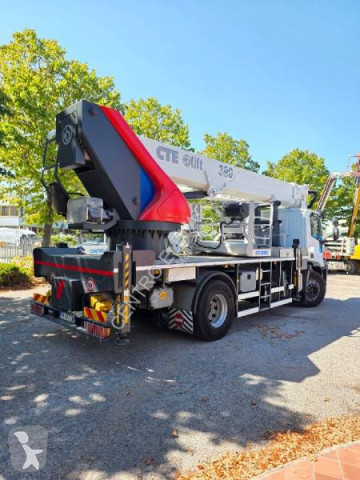 Iveco emelőkosár teherautó