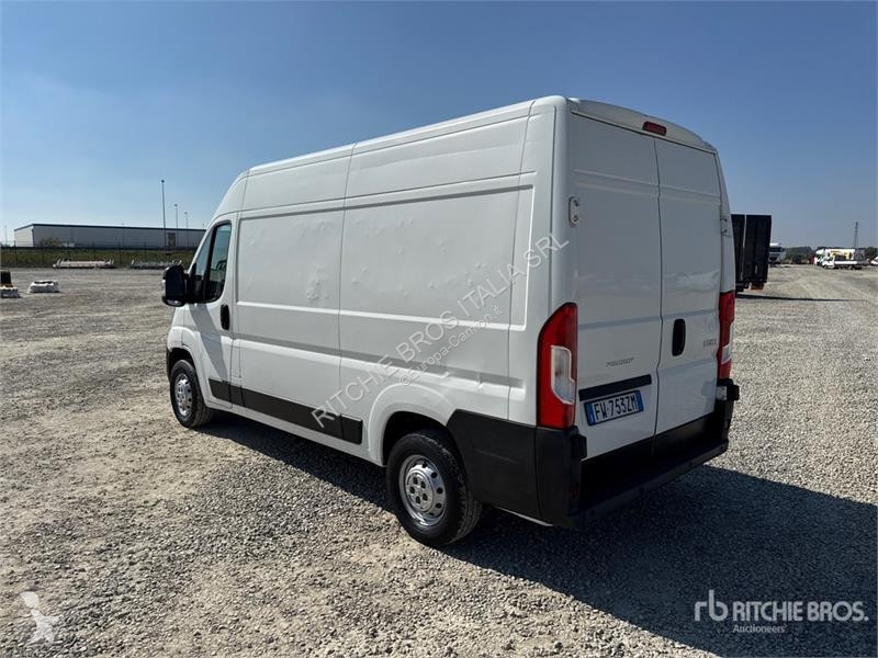 Camión Peugeot 335 L2H2 2.0 BLUEHDI 130CV Van...