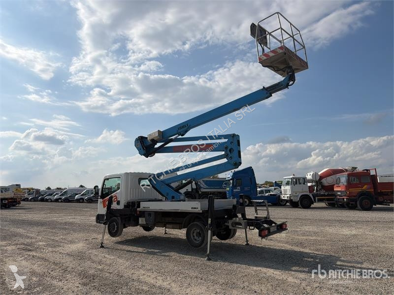 Camion Nissan PNT205 20 m on Nissan NT400...