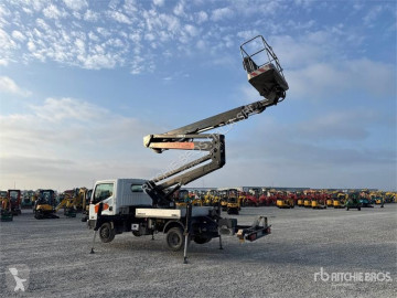 Camion nacela Nissan