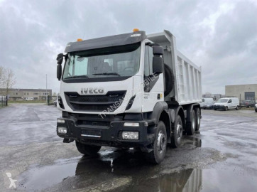 Camión volquete Iveco nuevo