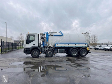 Camion-cisternă Iveco nou