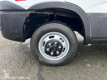 Camion fourgon paroi rigide repliable
