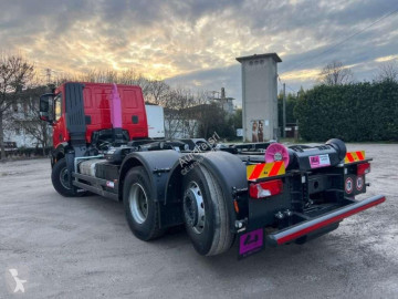 شاحنة ناقلة حاويات متعددة الأغراض Iveco