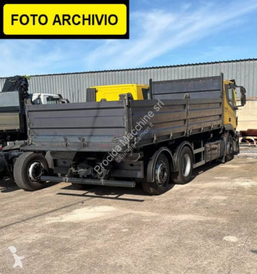 Камион самосвал самосвал с тристранно разтоварване Iveco