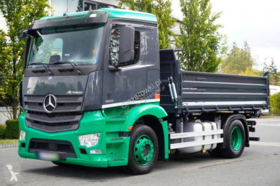 Camion tri-benne Mercedes
