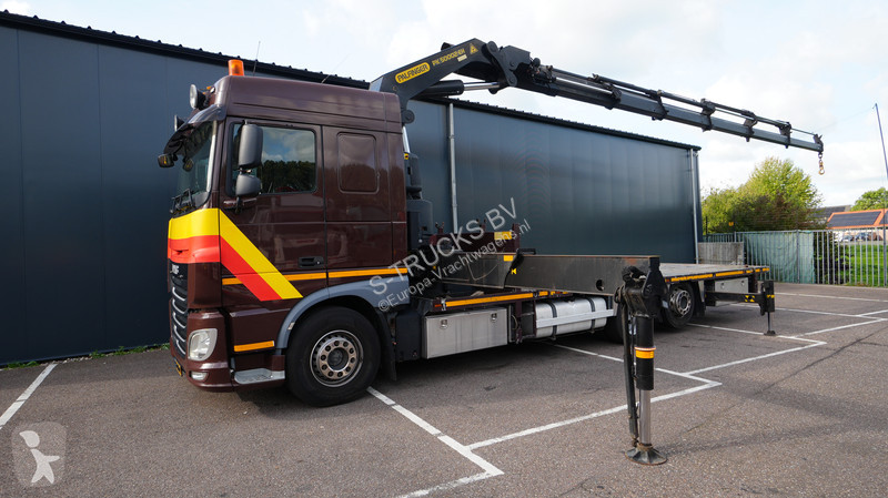 Vrachtwagen DAF 6x2 flatbed truck with...