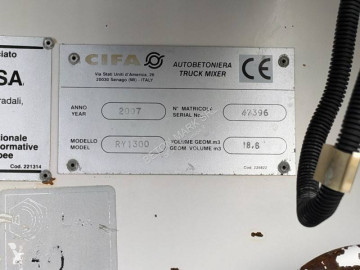 Kamion beton frézovací stroj / míchačka Iveco