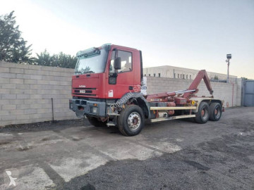 Iveco billenőplató teherautó