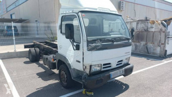 /32/2/8055856-camion-nissan-chasis_th.jpg