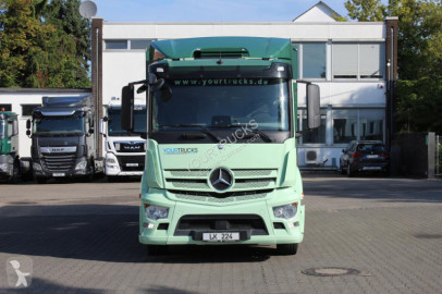 Camión furgón transporte de bebidas Mercedes