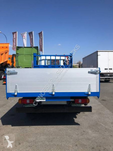 Camion plateau ridelles Fuso