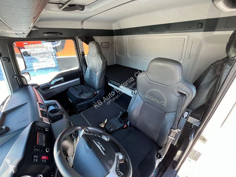 Lastbil MAN 8.220 4x2 HMF 340 K2 / PLATFORM...