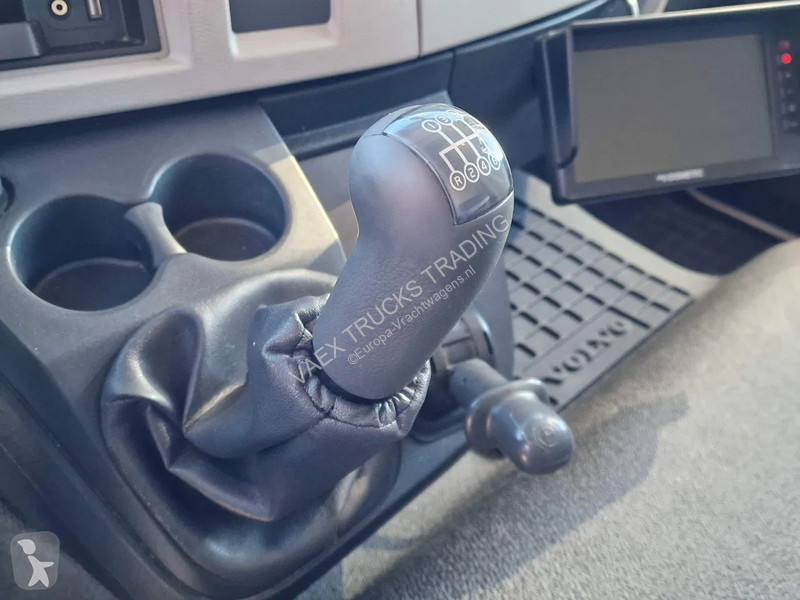 Kamion Volvo FL 250 4x2 Box truck, loading...
