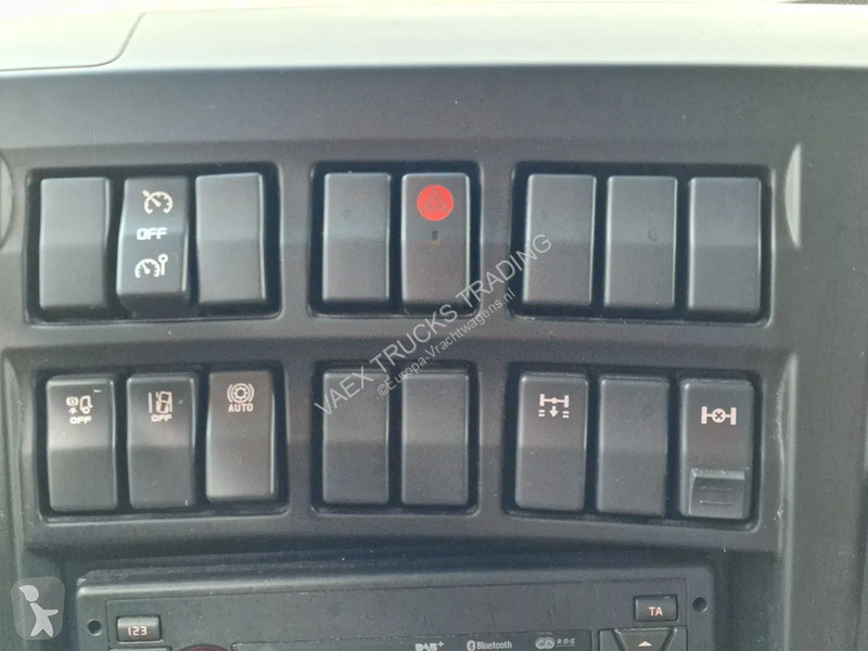 Vrachtwagen Renault D16 250 4x2 Box with side...