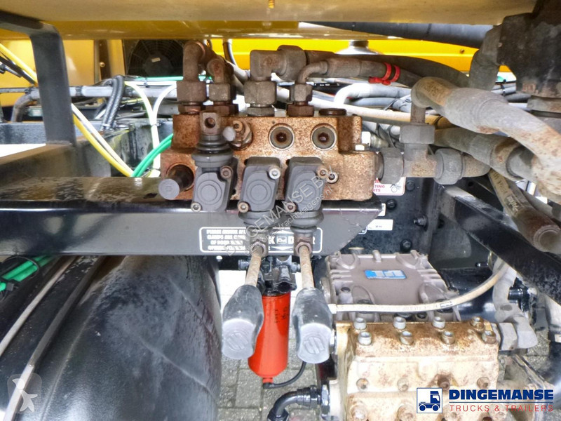 Camión DAF 220 4x2 RHD Whale vacuum tank