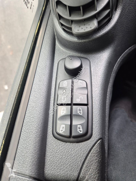 شاحنة Mercedes 816 4x2 Möbelkoffer 3 Sitze