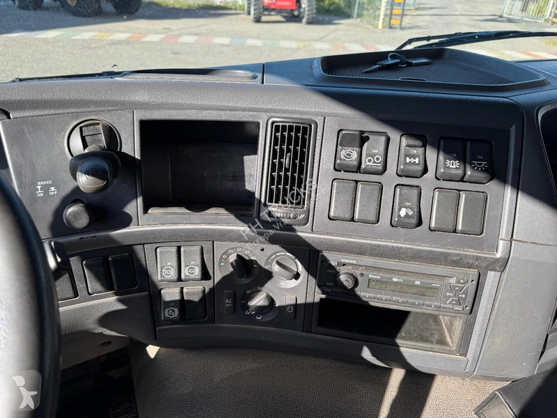 شاحنة Volvo 330 6X2 EURO 5  KIPPER + FASSI...