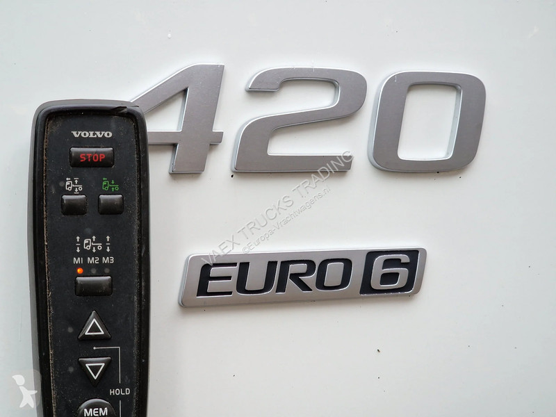 Kamion Volvo 420 Globetrotter 6x2 - Box with...