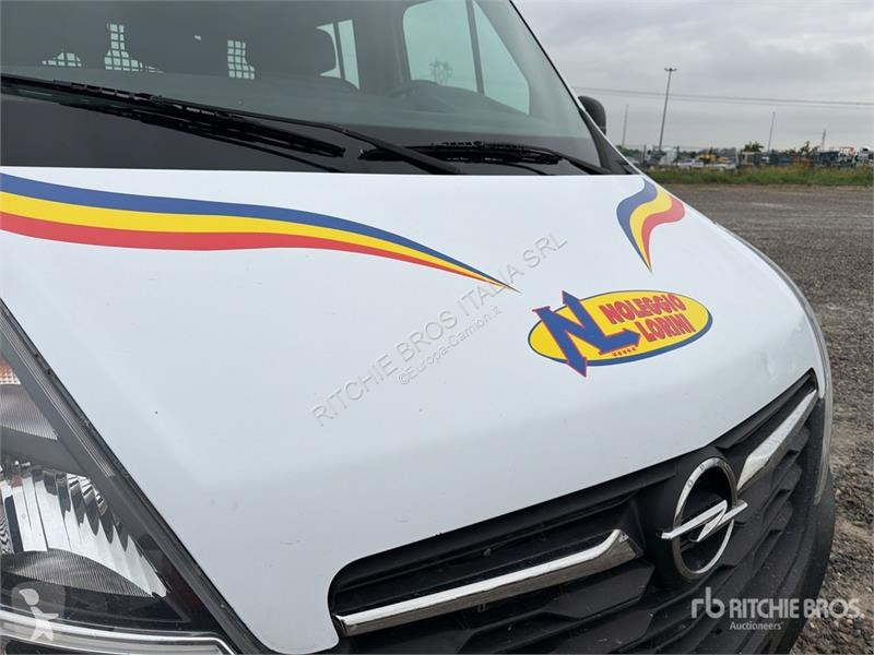 Kamion Opel Crew Cab Flatbed Truck