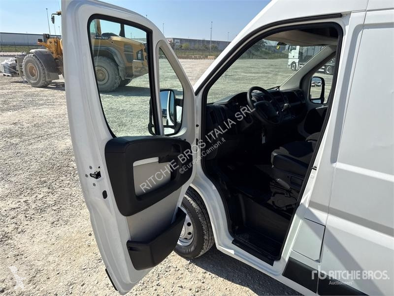 Camión Peugeot 335 L2H2 2.0 BLUEHDI 130CV Van...
