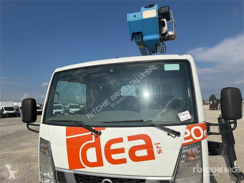 Camion Nissan PNT205 20 m on Nissan NT400...
