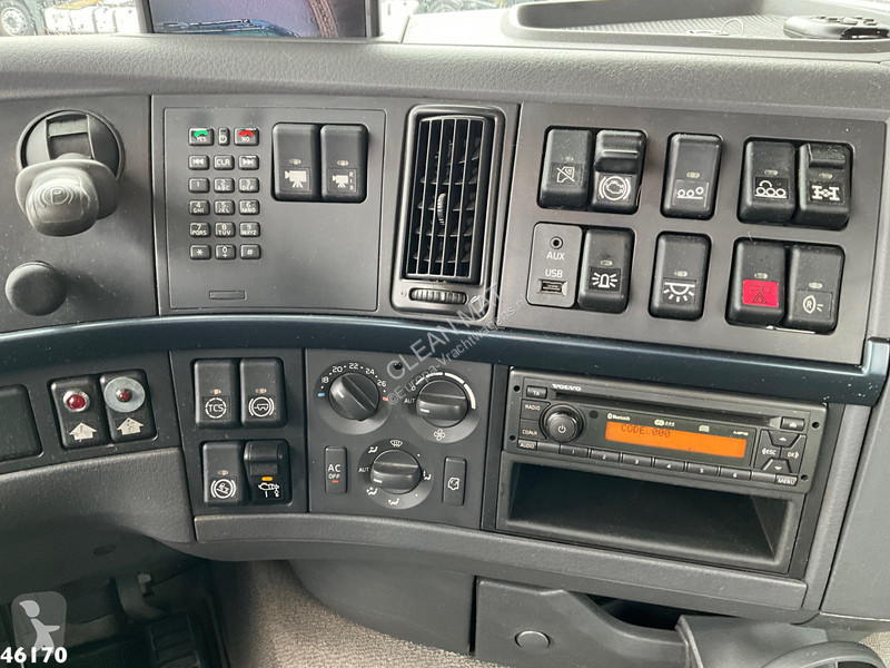 Lastbil Volvo 420 8x4 HMF 22 Tonmeter laadkraan