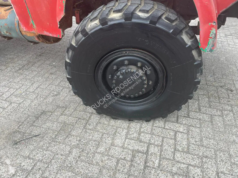Vrachtwagen Mercedes + Manual + Kipper + 4x4