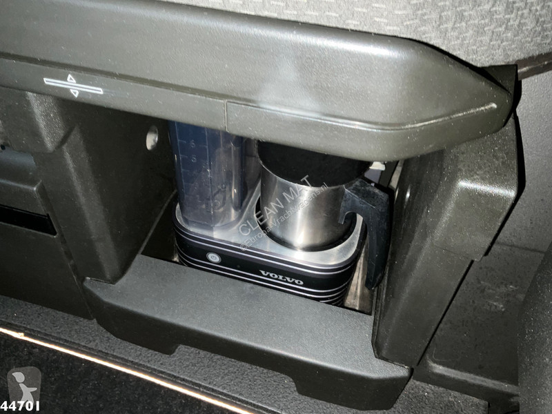Kamion Volvo 8x4 Euro 6 Hiab 37 Tonmeter laadkraan