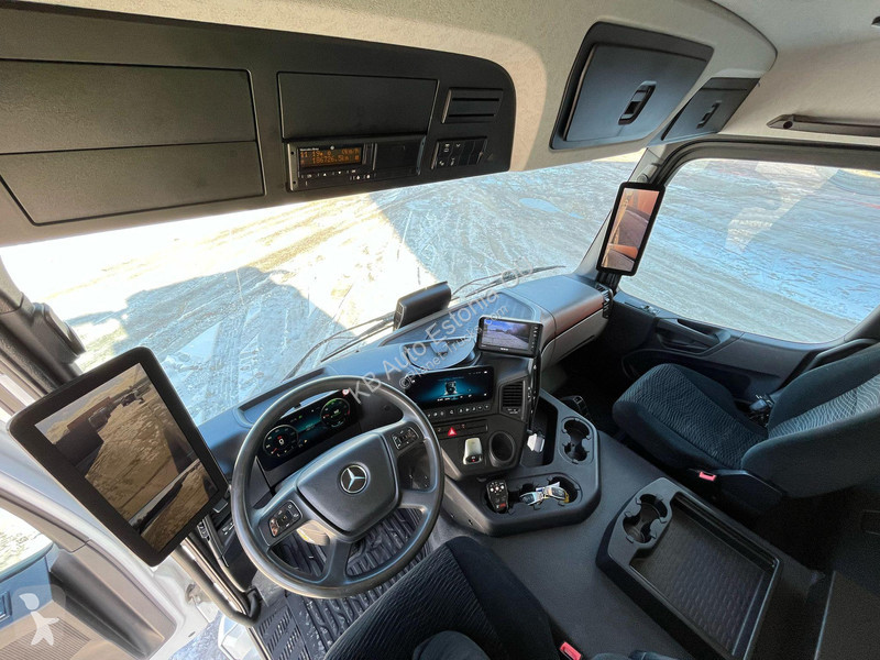 Kamion Mercedes 2735 6x2*4 BOX L=8476 mm