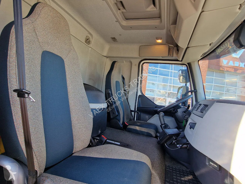 Kamion Volvo FL 250 4x2 Box truck, loading...