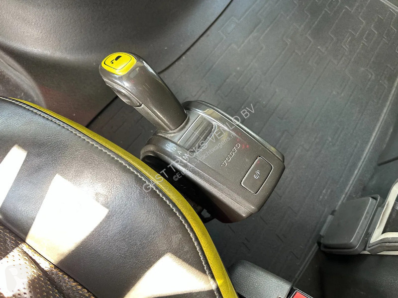 Kamion Volvo 16750 6x4 Globe XL Chassis...