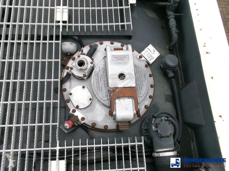 شاحنة Volvo 240 4x2 RHD fuel tank 13 m3 / 4 comp