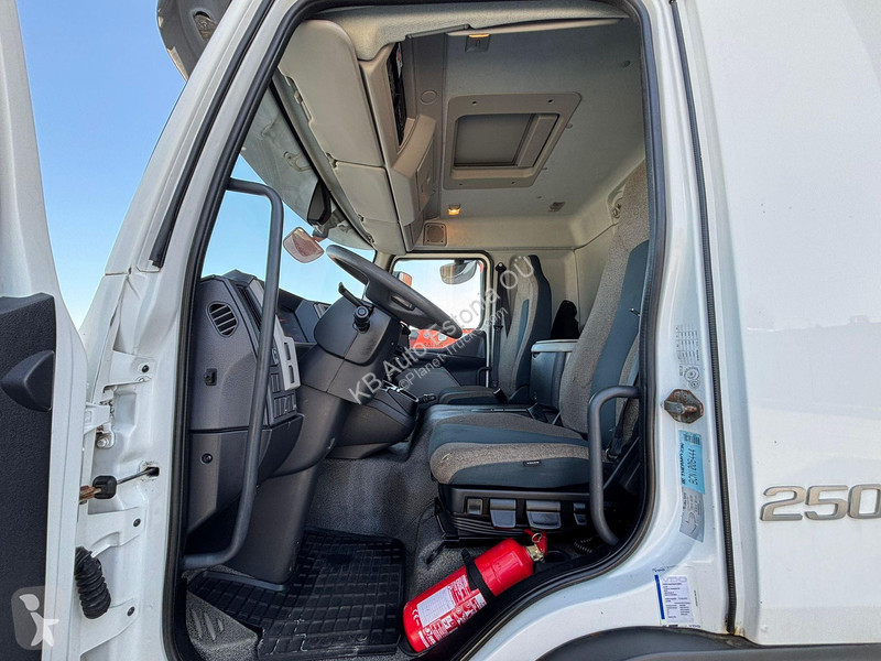 شاحنة Volvo FL 250 4x2 THERMOKING V-100 Max /...