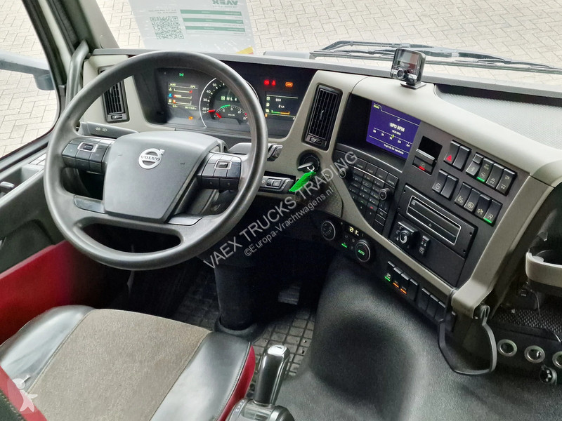Kamion Volvo 420 Globetrotter 6x2 - Box with...