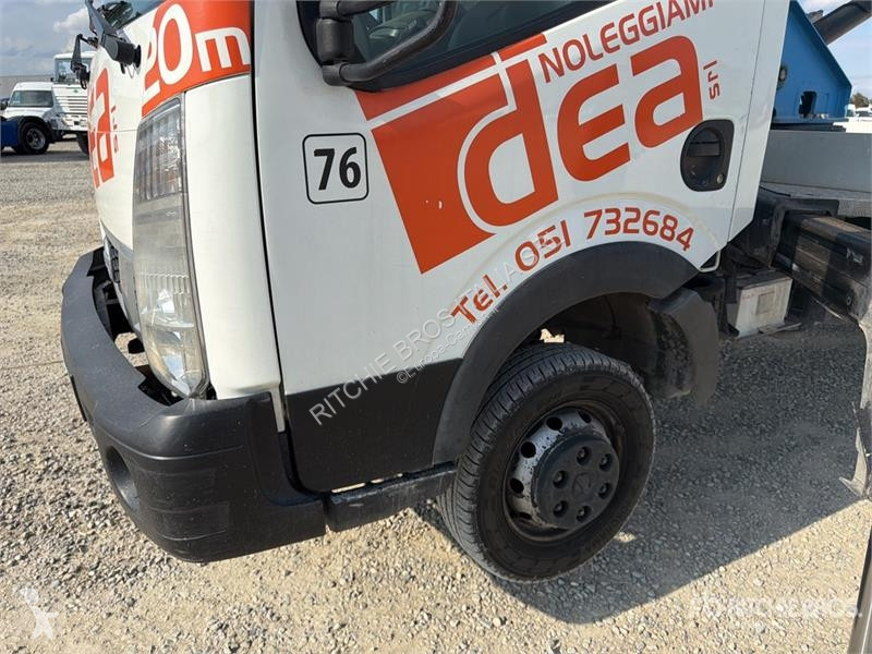 Camion Nissan PNT205 20 m on Nissan NT400...