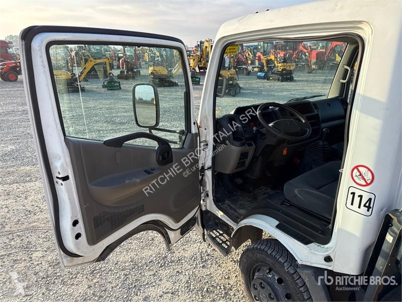 Camion Nissan Isoli PNT230 20.5 m on Nissan...