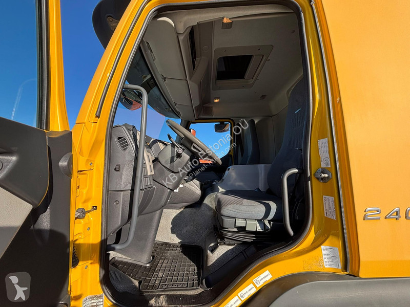 Volvo 240 4x2 BOX L=7694 mm truck