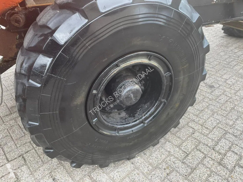 Vrachtwagen Mercedes + Manual + Kipper + 4x4